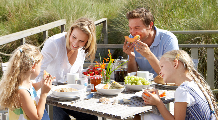 family_meals_foster_healthy_eating_habits_and_close_connections