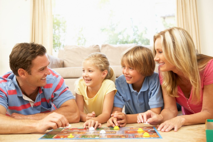 photodune-319083-family-playing-board-game-at-home-m